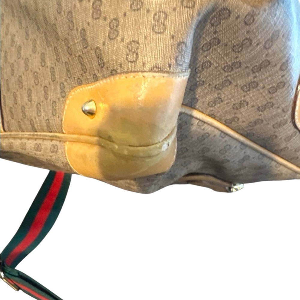 Gucci Beige Interior with Gold Accent - Picture 11 of 15
